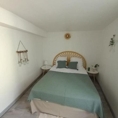 - une chambre avec un grand lit et 2 tables dans l'établissement Le petit gîte de Rosalie, à Blauvac