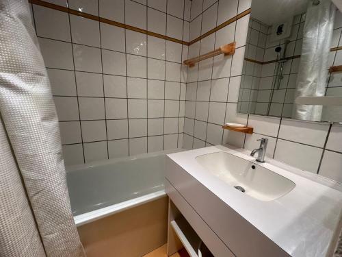 une salle de bain avec un lavabo et une baignoire dans l'établissement Studio 4 pers, divisible, ski aux pieds, balcon, animaux admis - FR-1-181-2410, à La Plagne Tarentaise