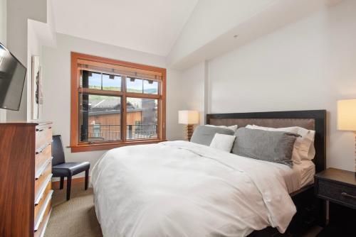 a bedroom with a large bed and a window at Maroon Point Capitol Peak Lodge #3516 in Snowmass Village