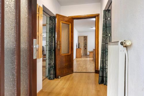 an open hallway with a door and a refrigerator at Gemütliche Wohnung Buchholz i d N in Buchholz in der Nordheide