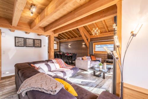 un salon avec des canapés et une table dans l'établissement ETOILE Appartement 5 chambres , centre de Morzine, à Morzine