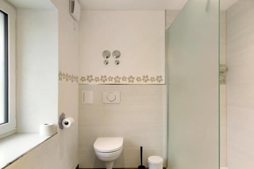 a bathroom with a toilet and a shower at Pur Wohnen- Wohnung Ost in Bad Griesbach
