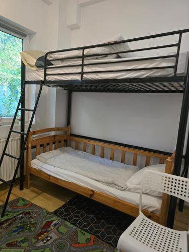 Postel nebo postele na pokoji v ubytování Hostel w Zielonce