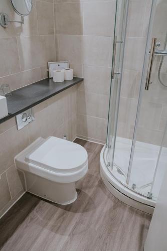 a bathroom with a toilet and a shower at Redesdale Arms Hotel in Moreton in Marsh