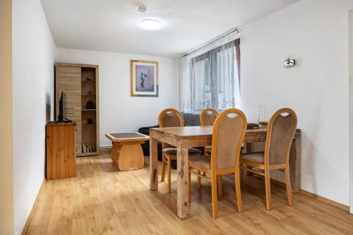 a dining room with a wooden table and chairs at Gemütliche Wohnung Buchholz i d N in Buchholz in der Nordheide