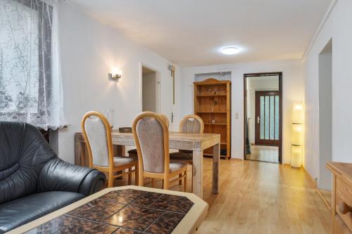 a living room with a table and chairs at Gemütliche Wohnung Buchholz i d N in Buchholz in der Nordheide
