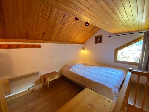 une petite chambre avec un lit et une fenêtre dans l'établissement Duplex 3 pièces au pied des pistes, 6 pers, Méribel centre - FR-1-411-862, à Les Allues