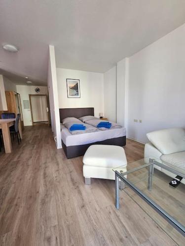 a room with two beds and a couch and a table at familienfreundlich im Zentrum Citypoint in Plauen