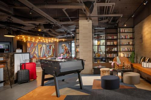 Ruang duduk di Moxy Paris Clamart