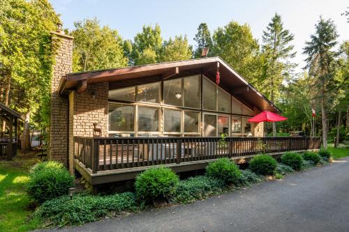 Taman di luar Evergreen Escape - Tobermory Chalet & Sauna