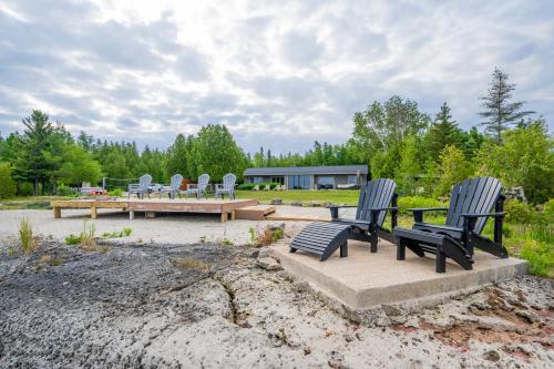 a group of chairs and a picnic table in a yard at Georgian Legendary Tobermory Retreat With Hot Tub in Tobermory