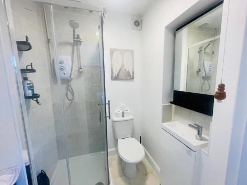 Ένα μπάνιο στο NEW Modern 3 Bedroom Contractor House Short Lets Free Parking & Wifi by Jesswood Properties, Close to Town