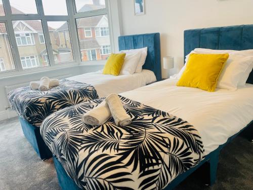 Ένα ή περισσότερα κρεβάτια σε δωμάτιο στο NEW Modern 3 Bedroom Contractor House Short Lets Free Parking & Wifi by Jesswood Properties, Close to Town