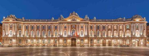un grand bâtiment avec des lumières à l'avant dans l'établissement L'Étage, hypercentre Toulousain, Climatisé, à Toulouse