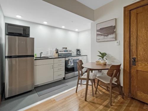 Η κουζίνα ή μικρή κουζίνα στο Quiet Studio On Grand - Heart Of Downtown!