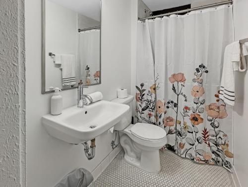 Ένα μπάνιο στο Quiet Studio On Grand - Heart Of Downtown!