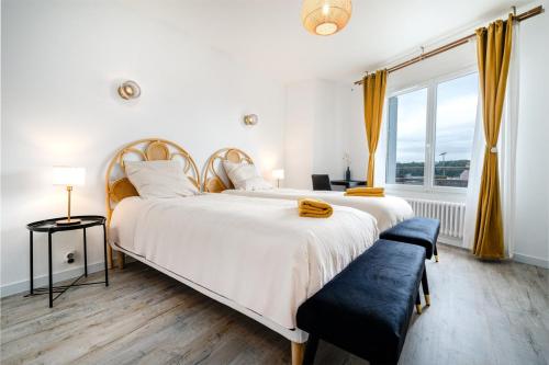 - 2 lits dans une chambre blanche avec fenêtre dans l'établissement Le Gwelva ~ Vue Panoramique ~ Centre-ville, à Quimper