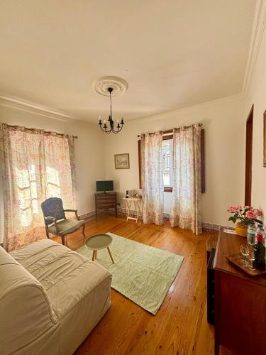 a living room with a bed and a table at Casa da Villa 1B in Sintra