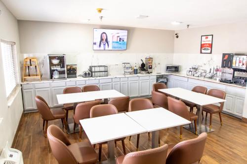 a restaurant with tables and chairs and a counter at Econo Lodge in Fargo