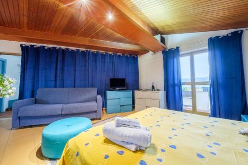 a living room with a bed and a couch at Casa Aurora in Pace Inferiore