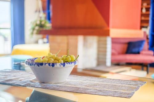 a bowl of green grapes sitting on a table at Casa Aurora in Pace Inferiore