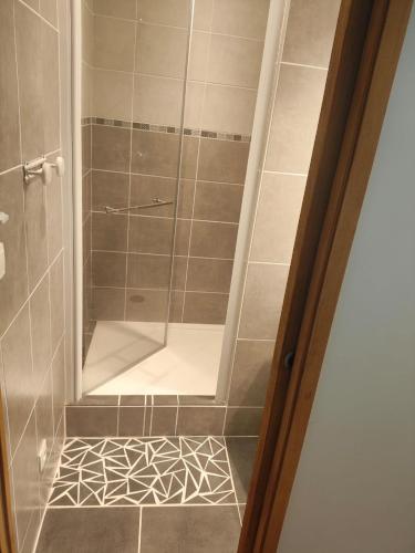 a bathroom with a shower with a glass door at Chambre avec salle de bain privative - Literie qualité - Calme - Simplicité in Saint-Romain-de-Popey