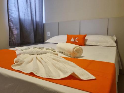 a bedroom with two beds with towels on it at 1- ACHEI Casa - Seu espaço preferido em Porto Velho in Porto Velho