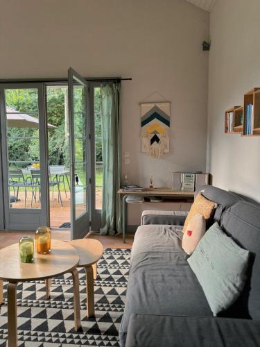 un salon avec un canapé et une table dans l'établissement Domaine Au Bon, à Angresse