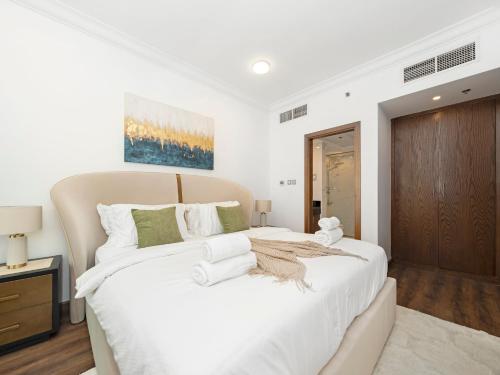 Ένα ή περισσότερα κρεβάτια σε δωμάτιο στο Elegant Two Bedroom Apartment with Large Balcony and Panoramic Downtown Skyline & Boulevard Views by Luxury Space