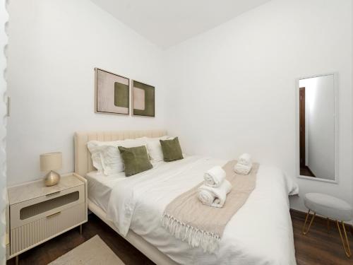 Ένα ή περισσότερα κρεβάτια σε δωμάτιο στο Elegant Two Bedroom Apartment with Large Balcony and Panoramic Downtown Skyline & Boulevard Views by Luxury Space