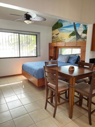 Posezení v ubytování Tropical Beach Second Floor Studio With Hill View