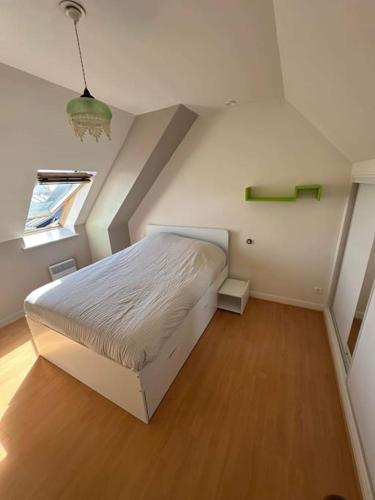 une chambre avec un lit dans une pièce avec une fenêtre dans l'établissement L'écrin Marin - Face Mer - Wimereux, à Wimereux