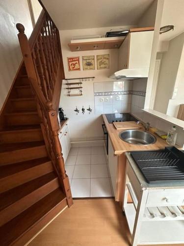 une cuisine avec un escalier menant à un évier dans l'établissement L'écrin Marin - Face Mer - Wimereux, à Wimereux