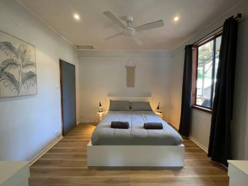 Un pat sau paturi într-o cameră la Seraphim Retreat Nannup Trails Views Serenity