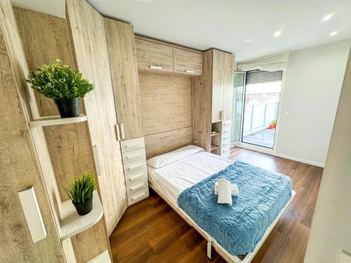una camera da letto con un letto con una coperta blu di El Olivo del Pilar Turistea a Saragozza