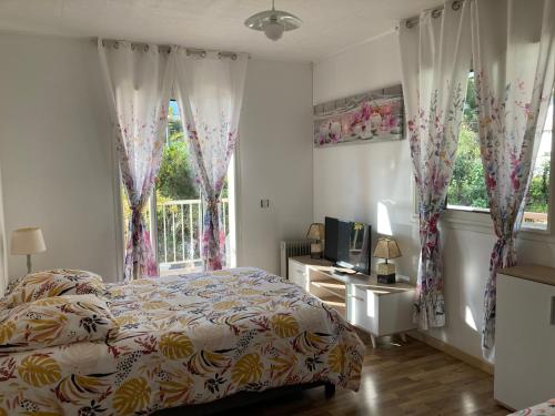 Una cama o camas en una habitación de Les Begonias