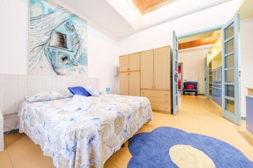 a bedroom with a bed and a blue rug at Casa Aurora in Pace Inferiore
