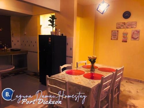 Una cocina o cocineta en Laguna Damai Homestay Teluk Kemang PD 2BR- Pool Front