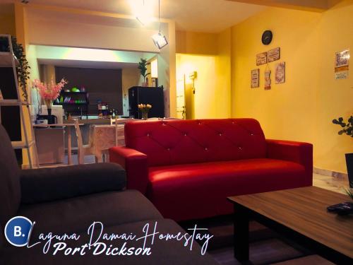 Un lugar para sentarse en Laguna Damai Homestay Teluk Kemang PD 2BR- Pool Front