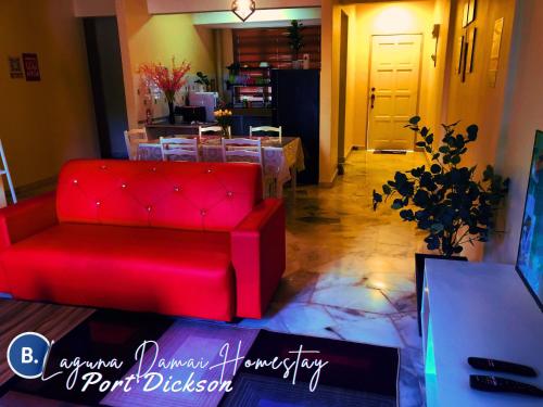 Un lugar para sentarse en Laguna Damai Homestay Teluk Kemang PD 2BR- Pool Front