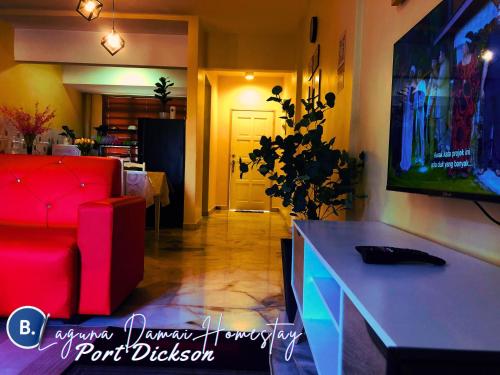 Una televisión o centro de entretenimiento en Laguna Damai Homestay Teluk Kemang PD 2BR- Pool Front