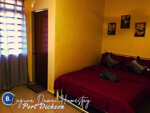 Una cama o camas en una habitación de Laguna Damai Homestay Teluk Kemang PD 2BR- Pool Front