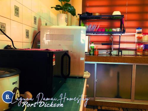 Una cocina o cocineta en Laguna Damai Homestay Teluk Kemang PD 2BR- Pool Front