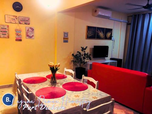 Una televisión o centro de entretenimiento en Laguna Damai Homestay Teluk Kemang PD 2BR- Pool Front