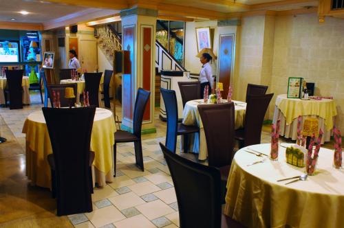 Restaurace v ubytování Manila Manor Hotel