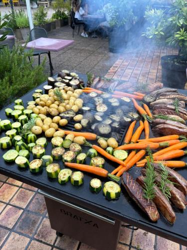 une table avec un paquet de légumes sur elle dans l'établissement Domaine De Gîtes La Ferme Couderc, à Pailloles