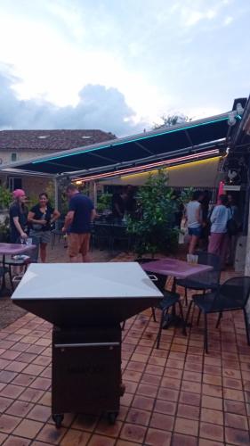 - une table de ping-pong au-dessus d'une terrasse dans l'établissement Domaine De Gîtes La Ferme Couderc, à Pailloles