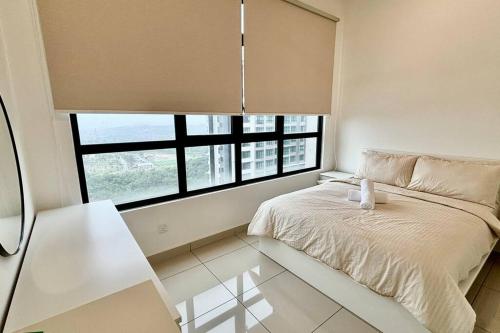 Postel nebo postele na pokoji v ubytování The Icon6 Condo in IOI City Mall Putrajaya, Pool View
