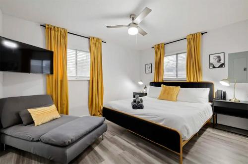 un dormitorio con una cama y un sofá en Upscale 3BR 2BA Cozy Holiday Home with Pool & Grill, en North Richland Hills