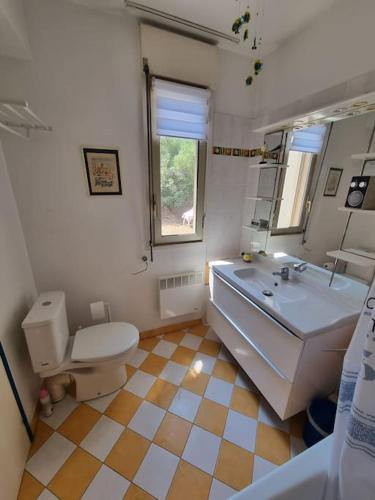 une salle de bain avec toilettes, baignoire et lavabo dans l'établissement La Passiflore, à Saint-Raphaël